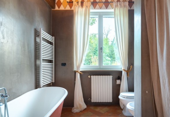 The ensuite bathroom with shower and bathtub in the master bedroom (3) on the first floor - Cascina Moglia