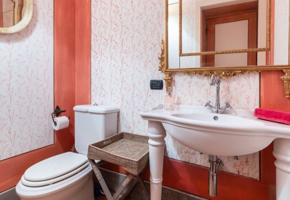 In the entrance hallway of the farmhouse there is a bathroom - Cascina Moglia
