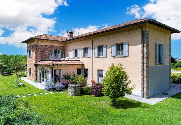 Next to the entrance door stands a beautiful well - Cascina Moglia