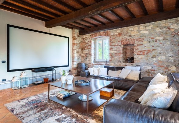 The big screen for home cinema - Cascina Moglia