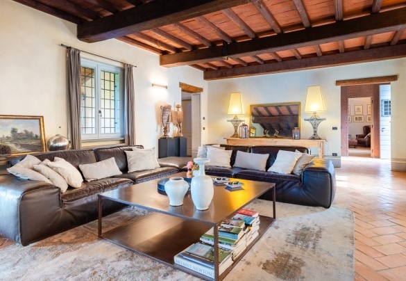 The elegant and refined furnishings make the large rooms particularly warm and welcoming - Cascina Moglia
