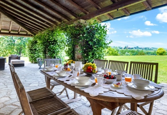The cozy furnished porch overlooking the large flat lawn - Cascina Moglia