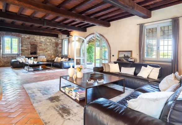 The large double living room which leads into the cozy furnished porch - Cascina Moglia
