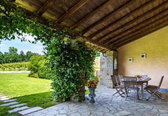 The cozy furnished porch overlooking the large flat lawn - Cascina Moglia