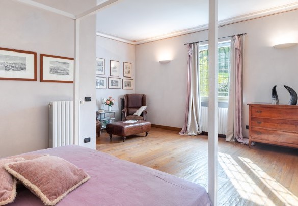 The suite (1) with double bed and ensuite bathroom with shower is on the ground floor - Cascina Moglia