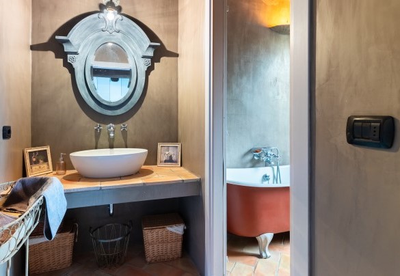 The washbasin of ensuite bathroom with shower and bathtub in the master bedroom (3) on the first floor - Cascina Moglia