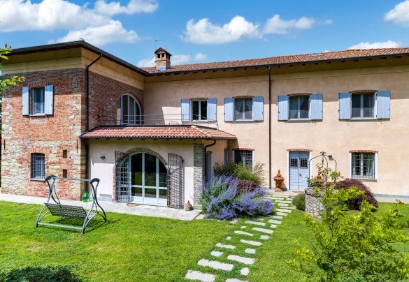 The farmhouse is on two floors and has been recently renovated recalling the typical features and original materials of the Piemontese farmhouse - Cascina Moglia