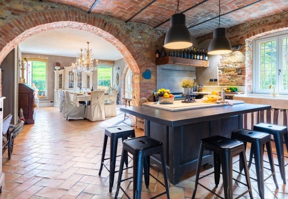 The dining room and the kitchen are communicating and the refined furnishings make the large rooms particularly warm and welcoming - Cascina Moglia