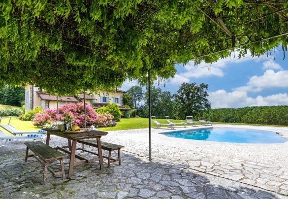 All around the pool, the solarium is partly paved with stone - Cascina Moglia