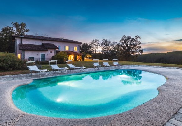 All around the pool, the solarium is partly paved with stone - Cascina Moglia