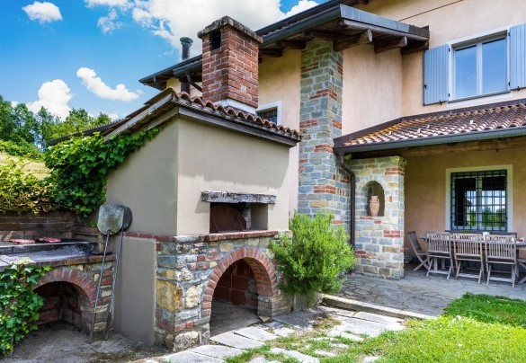 The beautiful rosemary in a suitable position next to the wood oven and barbecue - Cascina Moglia