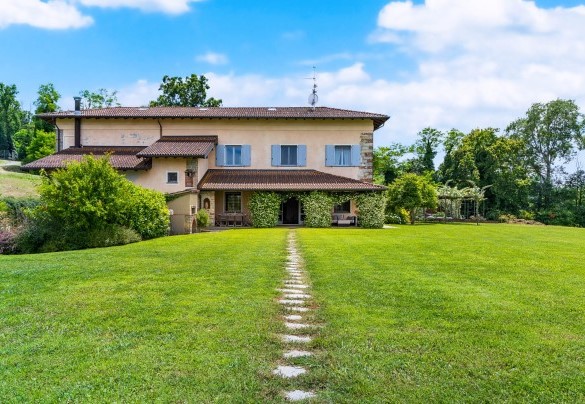 The farmhouse is on two floors and has been recently renovated recalling the typical features and original materials of the Piemontese farmhouse - Cascina Moglia