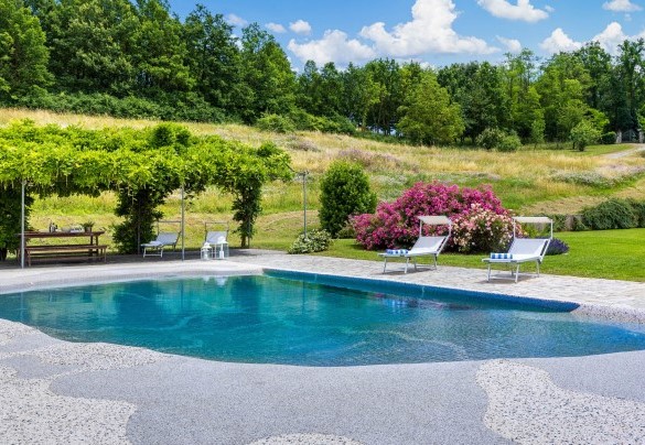 The pool has an area of about 50 square meters and declines gently up to a maximum depth of 1 meter, making it particularly safe and suitable for children - Cascina Moglia