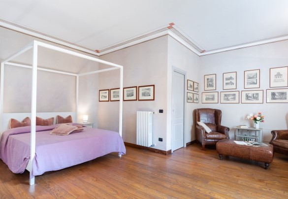 To the right of the entrance is the suite (1) with double bed and ensuite bathroom with shower - Cascina Moglia