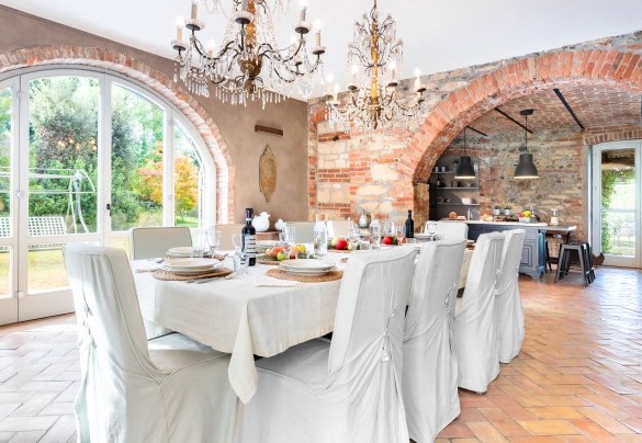 Recently renovated recalling the typical features and original materials of the Piedmontese farmhouse and making, at the same time, the distribution of the environments more current and practical - Cascina Moglia