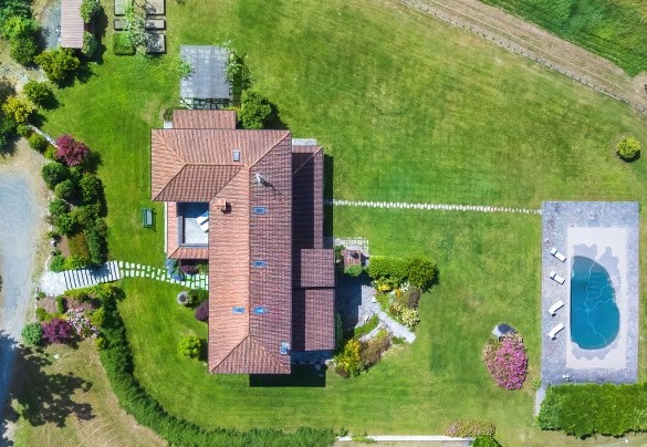 The park is mostly flat and on the northern front has a large lawn that extends to the swimming pool with the characteristic shape of a small lake - Cascina Moglia
