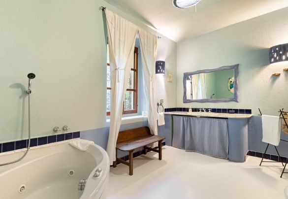 Bathroom with hot tub n.2 – Cascina Monferrato
