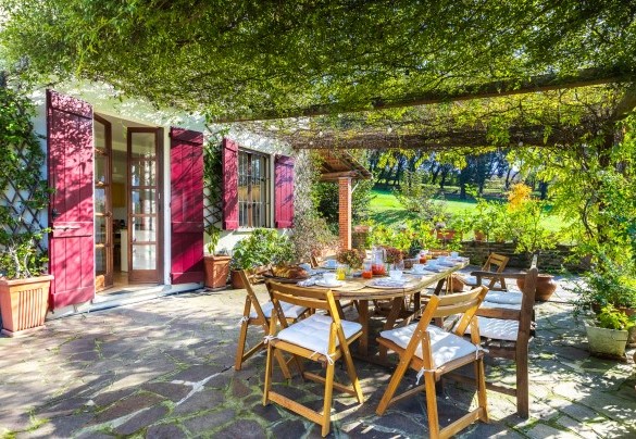 The outdoor pergola covered in wisteria is equipped with a table and chairs for your breakfasts in the open air – Cascina Monferrato