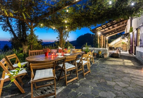 The pergola and patio equipped with tables, chairs, lounges and armchairs to enjoy the view at sunset – Cascina Monferrato