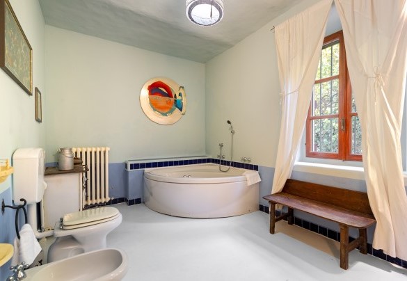 Bathroom with hot tub n.2 – Cascina Monferrato