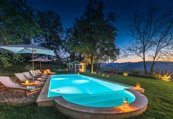 Relax comfortably by the pool admiring the surrounding hills – Cascina Monferrato