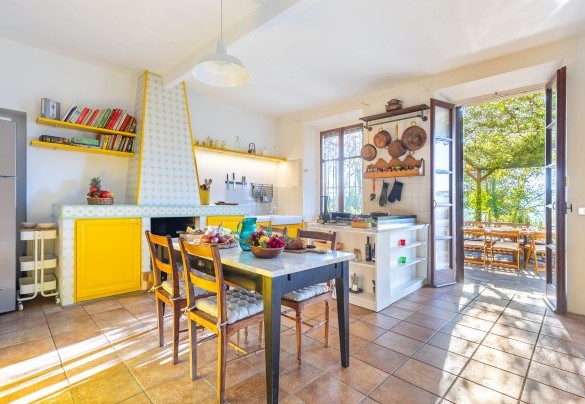 The generously sized kitchen with its French window leading to the pergola – Cascina Monferrato