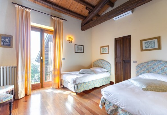 Twin bedroom n. 5 with ensuite bathroom with shower – Cascina Monferrato