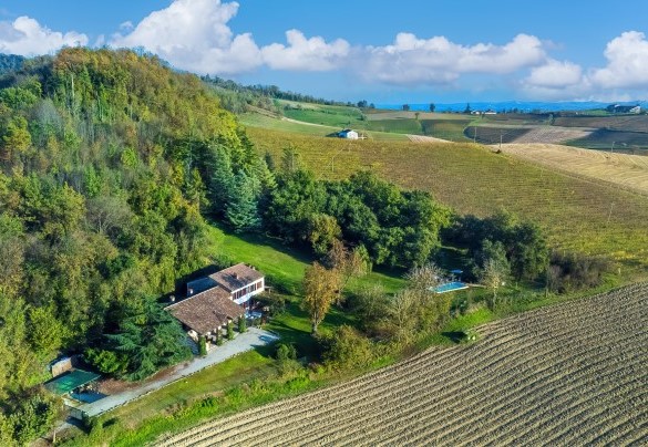The farmhouse is immersed in 25,000 square meters of land – Cascina Monferrato
