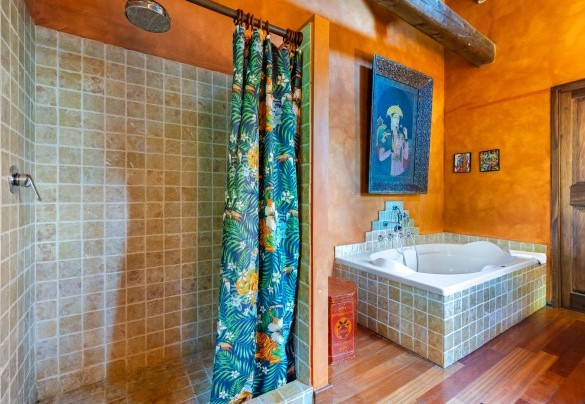 En suite bathroom with tub and shower n.5 – Cascina Monferrato