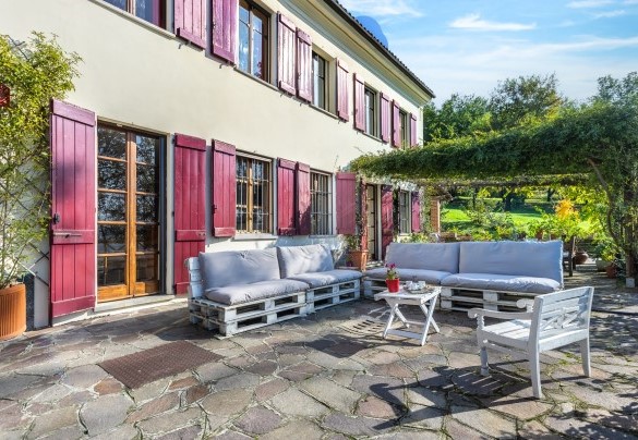 The rustic lounge, created with wooden pallets – Cascina Monferrato
