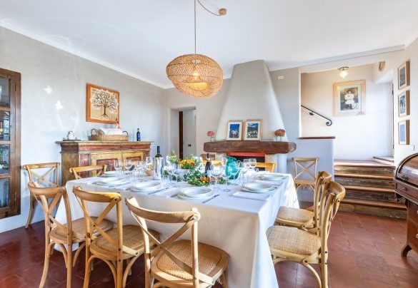 The dining area with ornamental fireplace – Cascina Monferrato