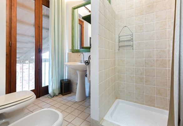 Ensuite bathroom with shower n. 4 – Cascina Monferrato