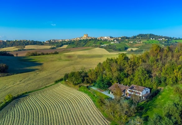 The rolling hills of the Monferrato where the villa stands – Cascina Monferrato