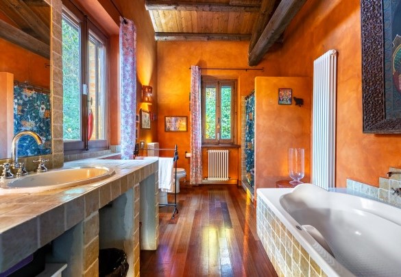 En suite bathroom with tub and shower n.5 – Cascina Monferrato