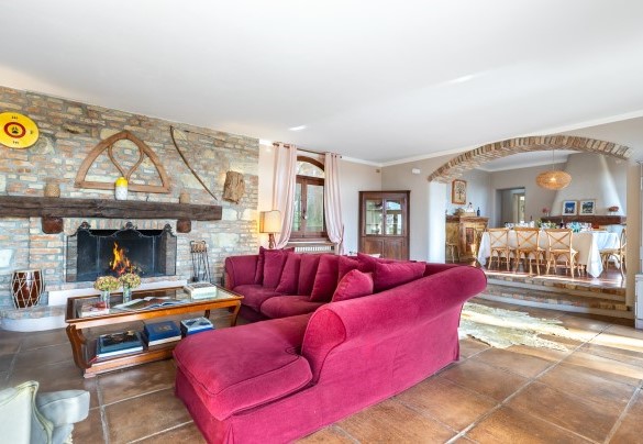 The large living area with fireplace – Cascina Monferrato