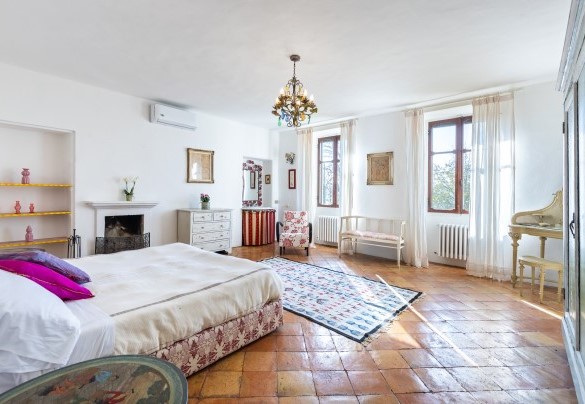 Double beroom n. 1 with a view of the surrounding hills and landscape – Cascina Monferrato