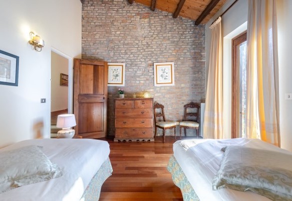 Twin bedroom n. 5 with ensuite bathroom with shower – Cascina Monferrato