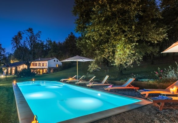The charm of the farmhouse at night with its swimming pool – Cascina Monferrato