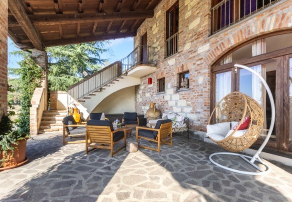 Comfortable seats will welcome you to enjoy moments of relaxation admiring the surrounding landscape – Cascina Monferrato