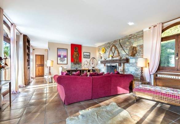 The large living area with fireplace – Cascina Monferrato