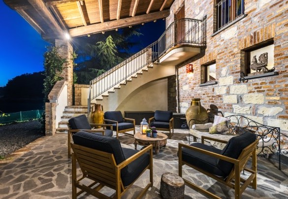 The patio with its lounge where you can sit admiring the play of fireflies on summer evenings – Cascina Monferrato