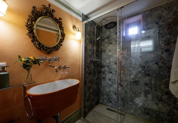 En suite bathroom with shower no. 1 on the ground floor - Case Novole