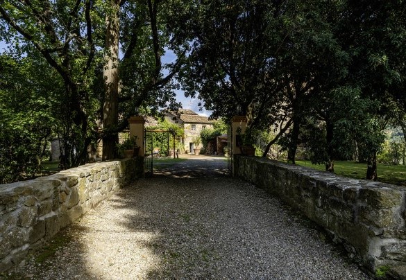 The entrance to the property - Case Novole