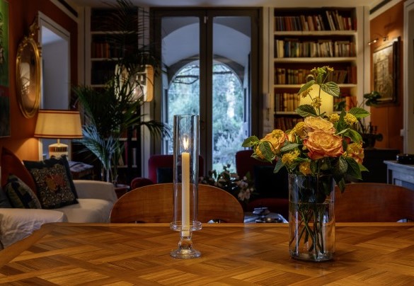 Living room with dining table on the ground floor - Case Novole