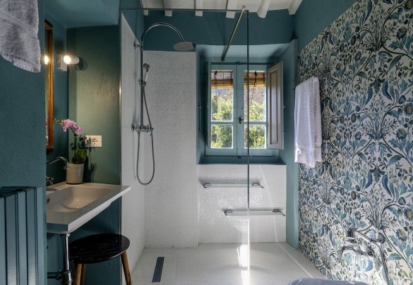 En suite bathroom with shower no. 3 on the first floor - Case Novole