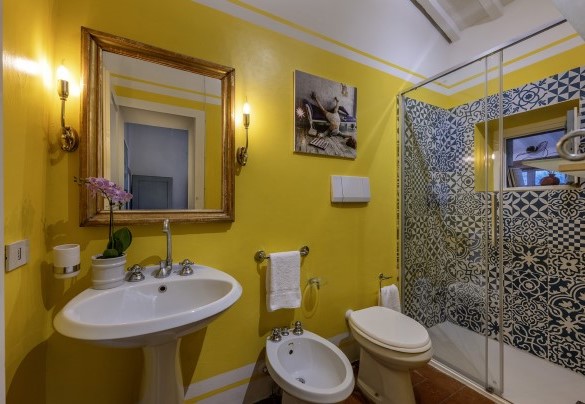 En suite bathroom with shower no. 4 in the annex - Case Novole