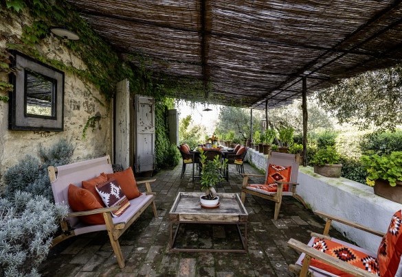 Large furnished pergola at the exit of the living area - Case Novole