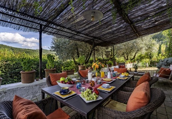 Large furnished pergola at the exit of the living area - Case Novole
