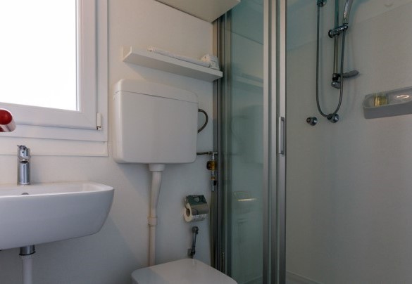Bagno con ampio box doccia – Casetta del Pescatore