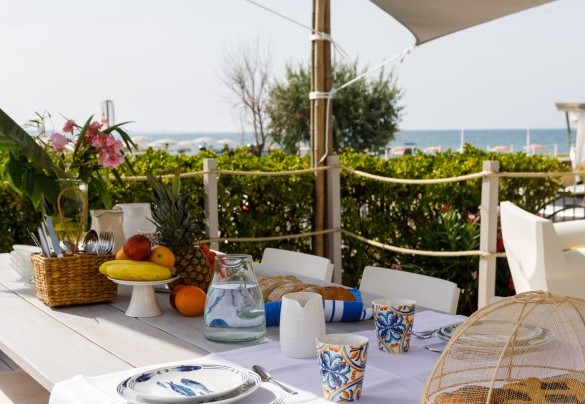 Ampia tavola da pranzo nella zona relax – Casetta del Pescatore
